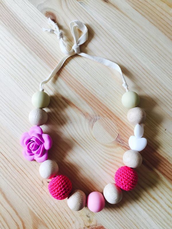 Collana allattamento fiore rosa con cuoricini bianchi