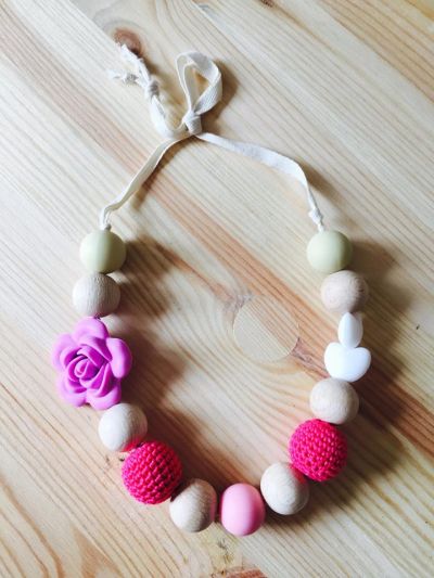 Collana allattamento fiore rosa con cuoricini bianchi