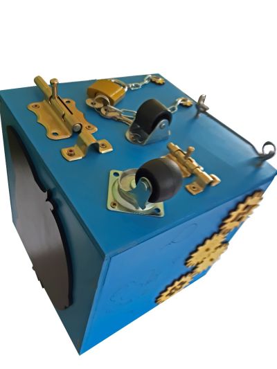 Gioco in legno 3Toys- Cubo in legno blu con attività montessoriane